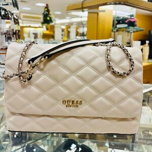 She’s classy 🤍 Bag